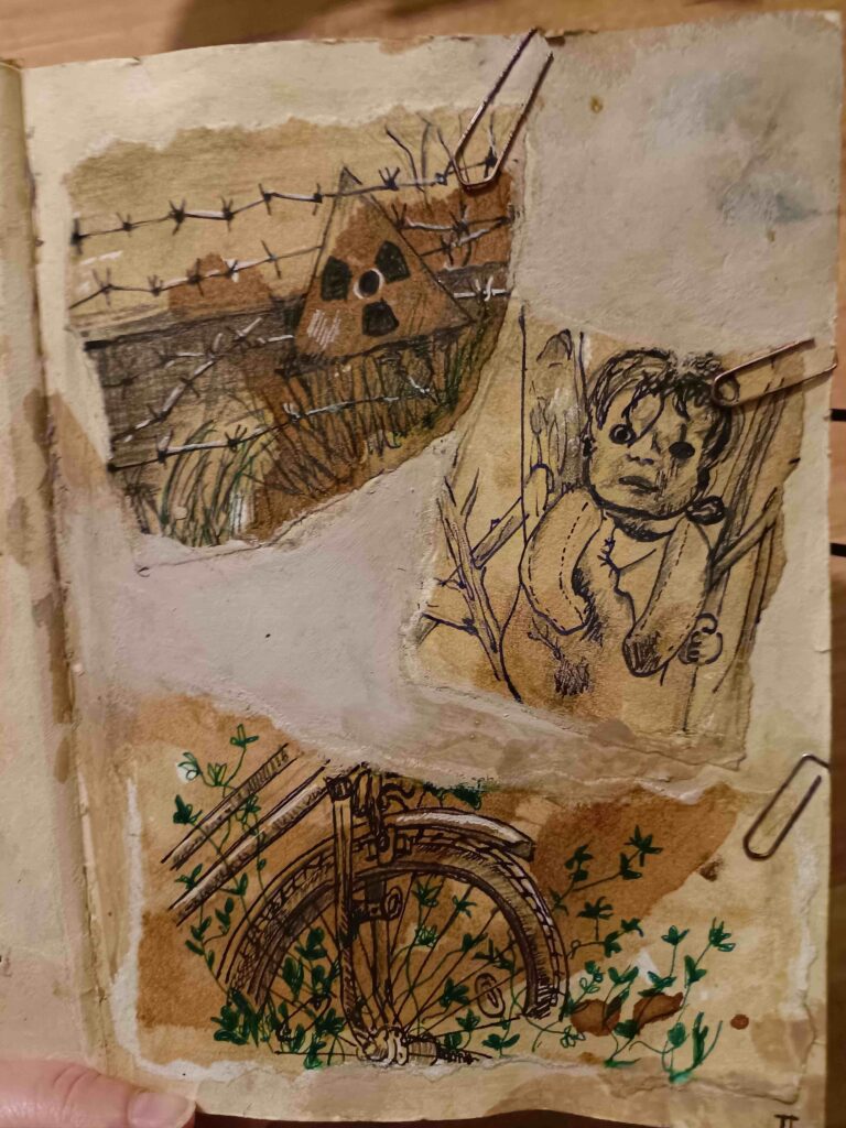 Hier dokumentiere ich meine Reise durch das verlassene Katastrophengebiet.Diese Puppe hing in den Bäumen, sie wirkt wie ein Wächter dieses Ortes.Pflanzen überwuchern das Fahrrad, nicht mehr lange, dann wirkt es, als gehöre es der Natur.1 / 20